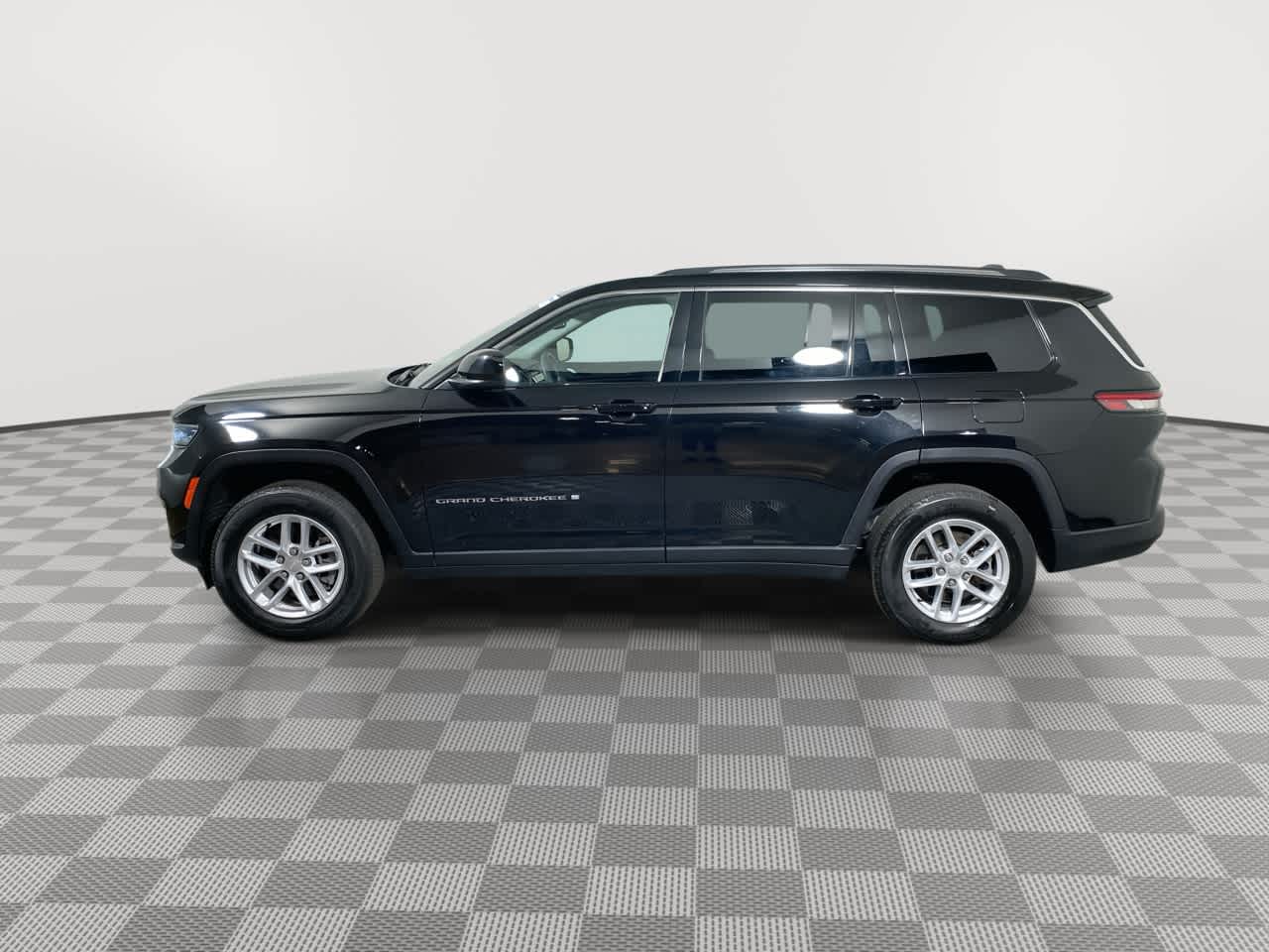 2023 Jeep Grand Cherokee Laredo photo 5