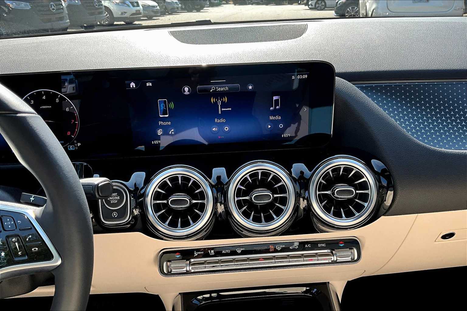 2025 Mercedes Benz GLA 250 4MATIC photo 6
