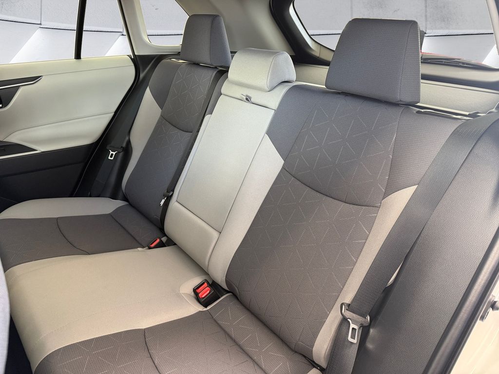 2024 Toyota RAV4 Hybrid XLE photo 16