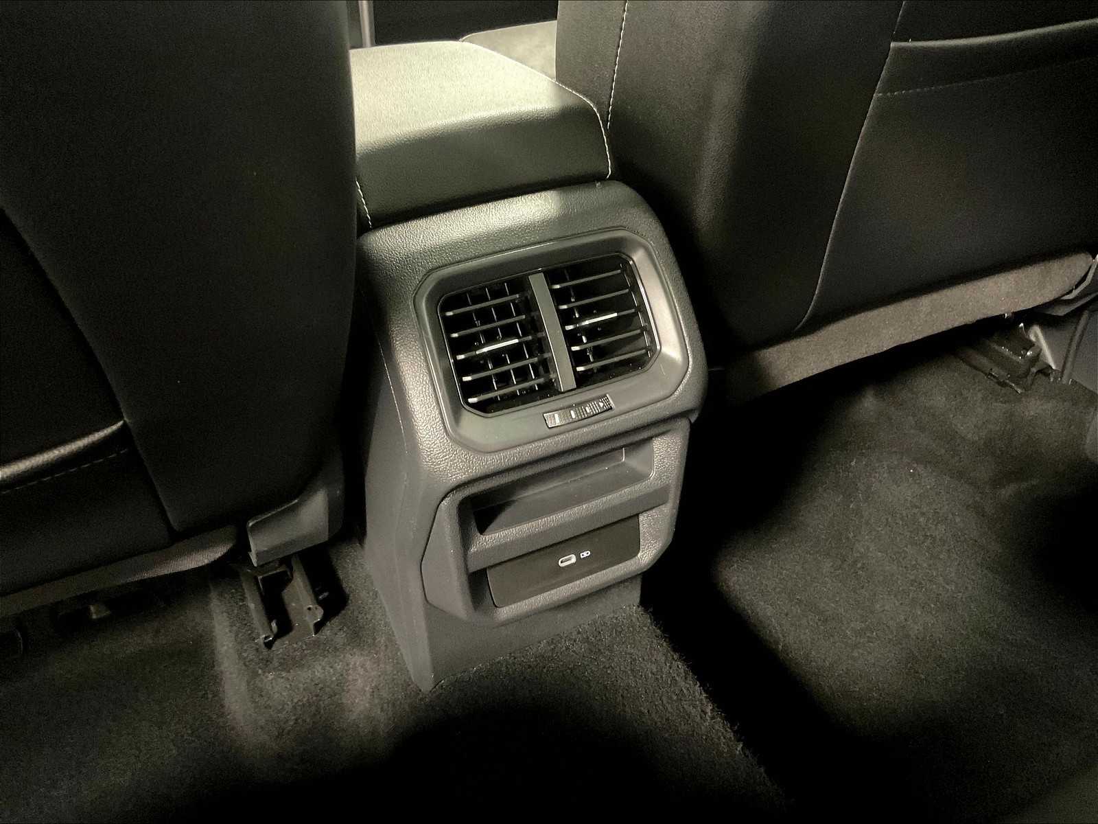 2022 Volkswagen Taos SE photo 24