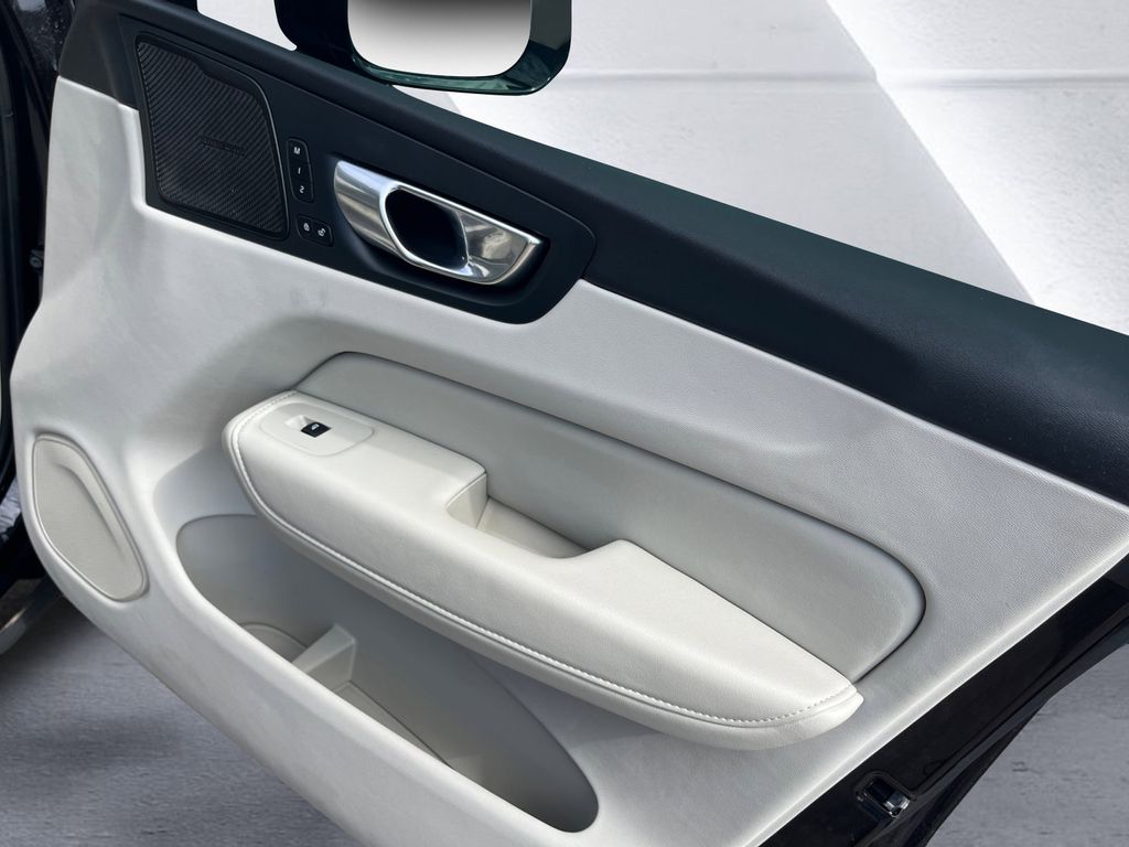 2022 Volvo XC60 B5 Inscription photo 11