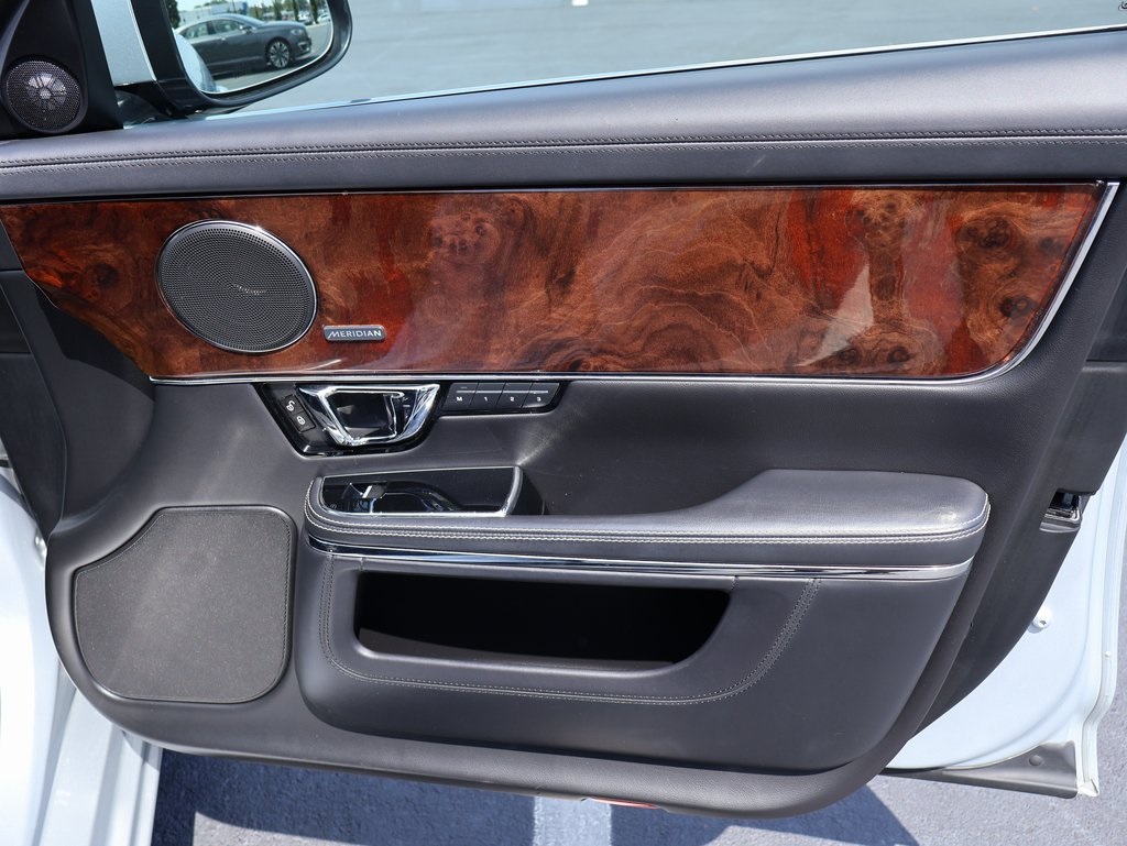 2014 Jaguar XJ Base photo 11