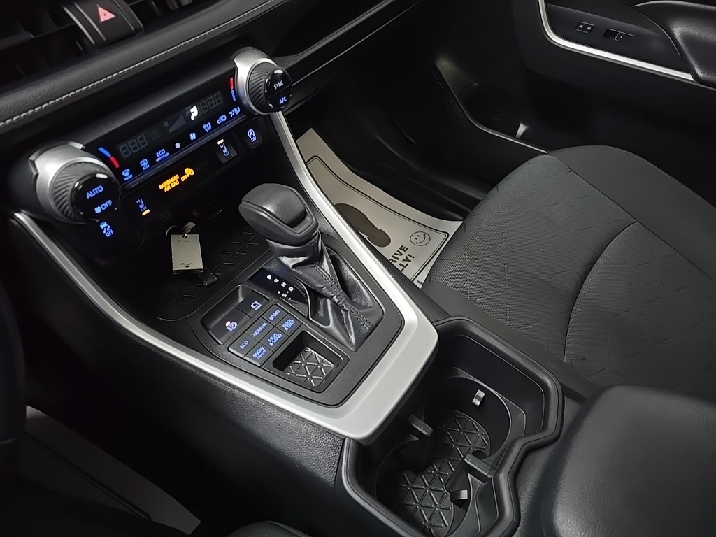 2022 Toyota RAV4 XLE photo 27