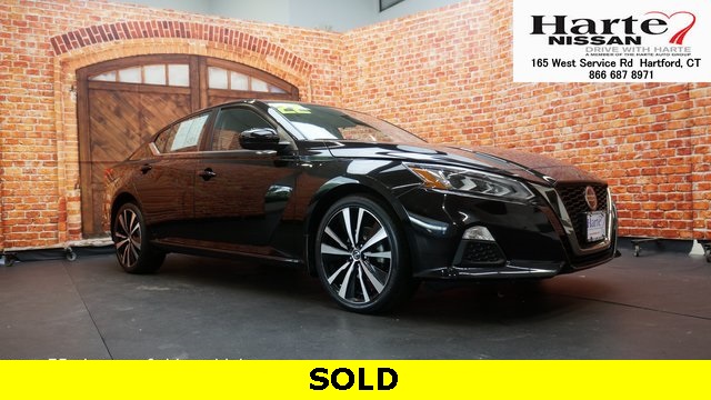 2022 Nissan Altima SR's photo