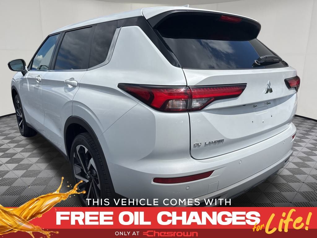 2023 Mitsubishi Outlander SE photo 2