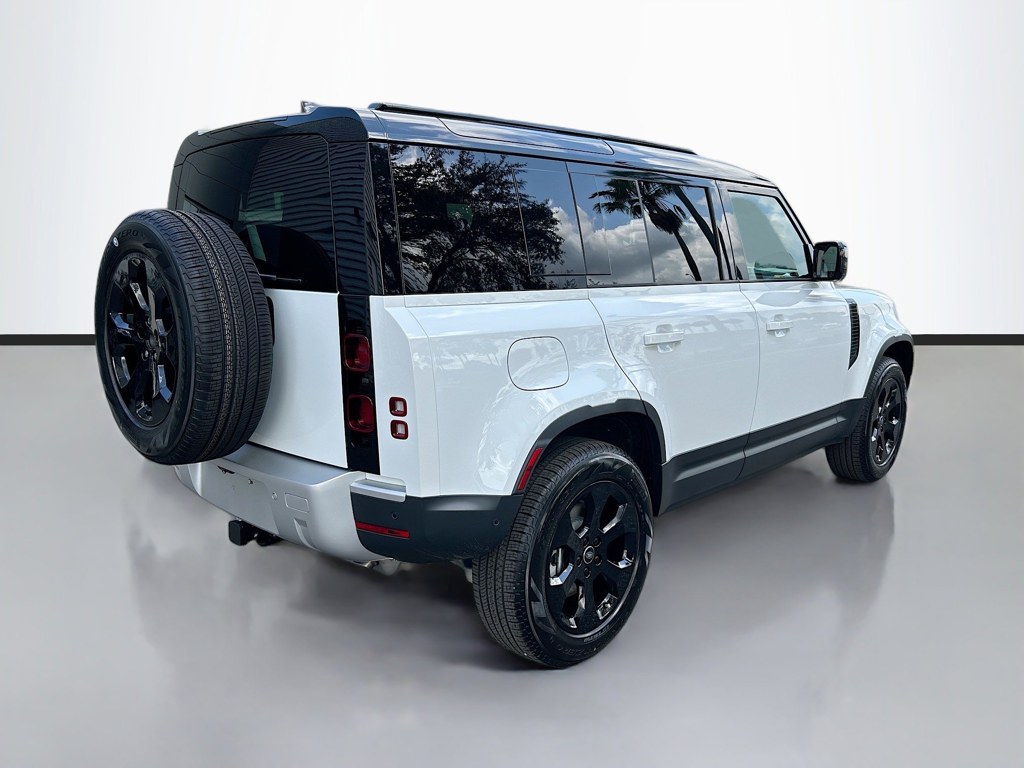 2025 Land Rover Defender 110 S photo 4