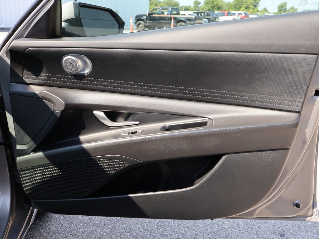 2024 Hyundai Elantra SEL photo 8