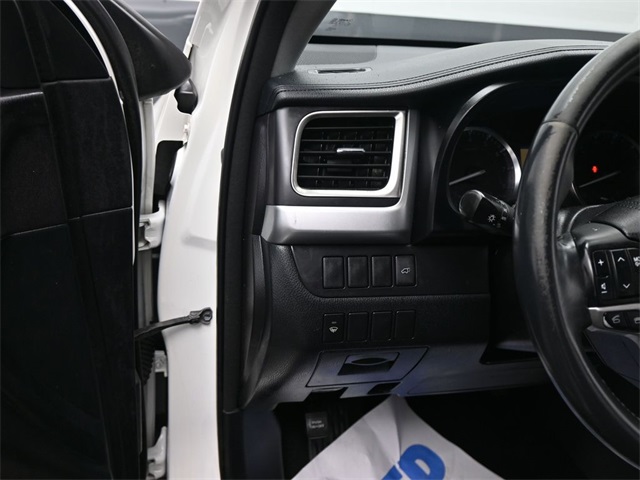 2016 Toyota Highlander LE photo 3