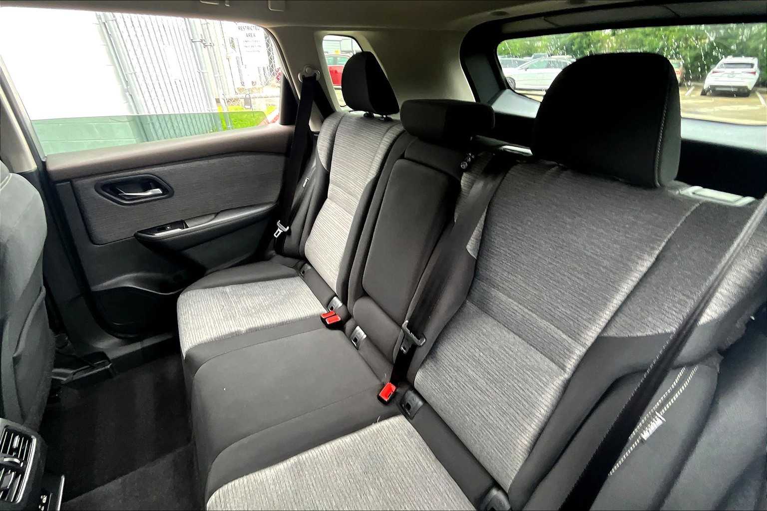 2022 Nissan Rogue SV photo 16