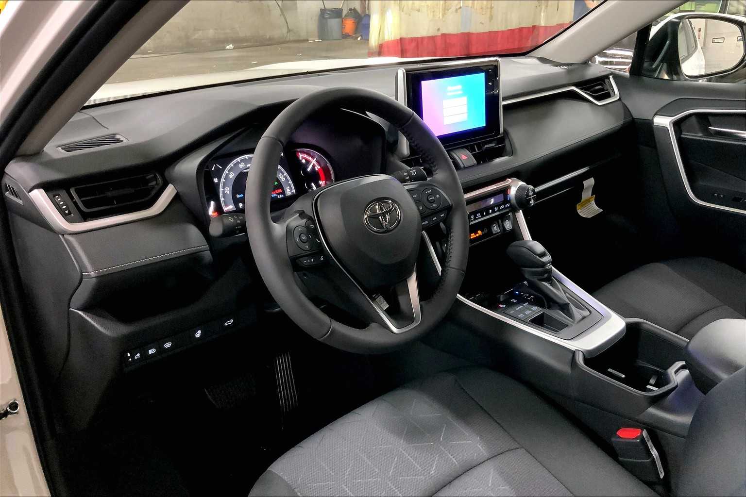 2025 Toyota RAV4 XLE photo 8