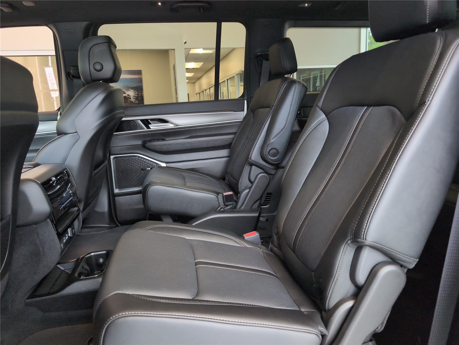 2025 Jeep Wagoneer Series II Carbide photo 24