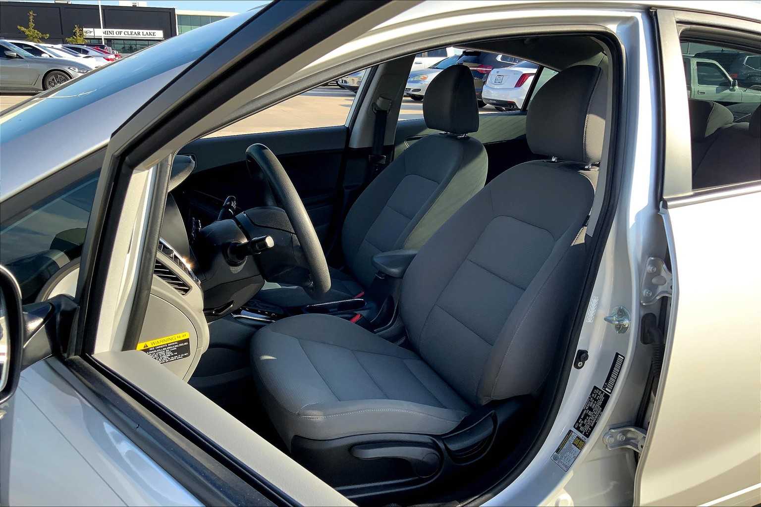 2017 Kia Forte LX Base photo 7