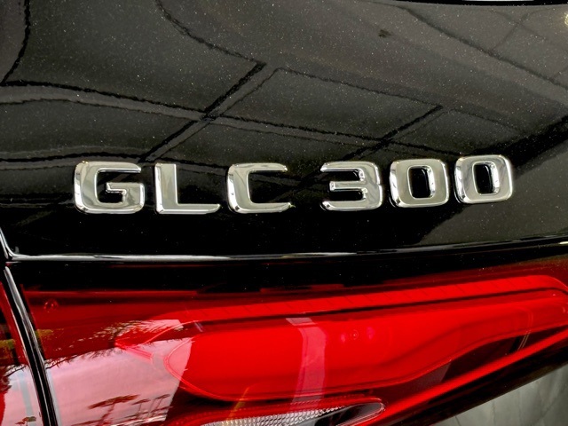 2025 Mercedes Benz GLC 300 photo 4