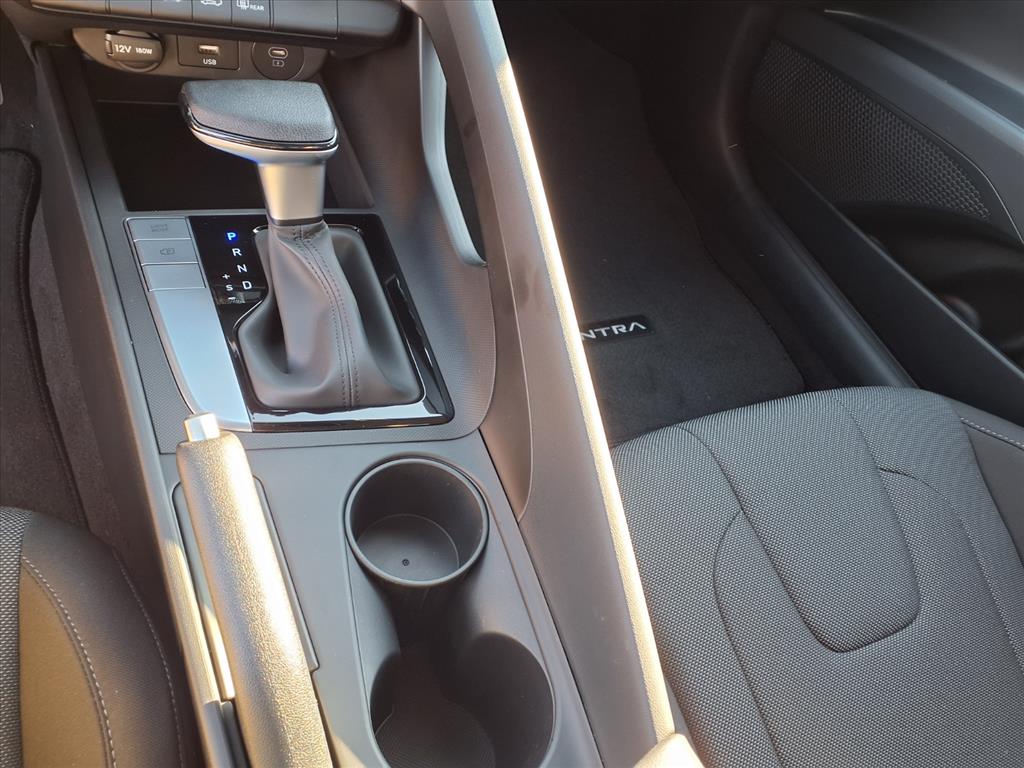 2025 Hyundai Elantra SE photo 7