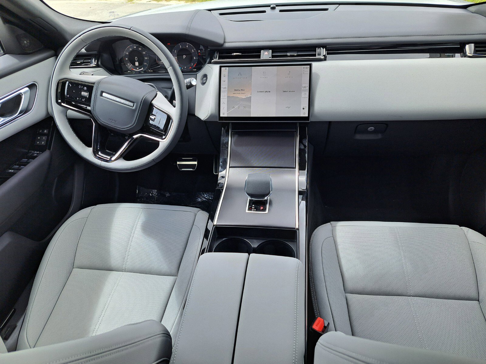 2026 Land Rover Range Rover Velar SE photo 4