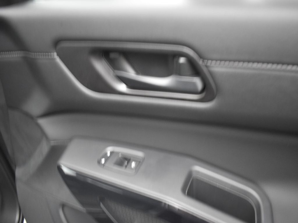 2025 Nissan Pathfinder S photo 26