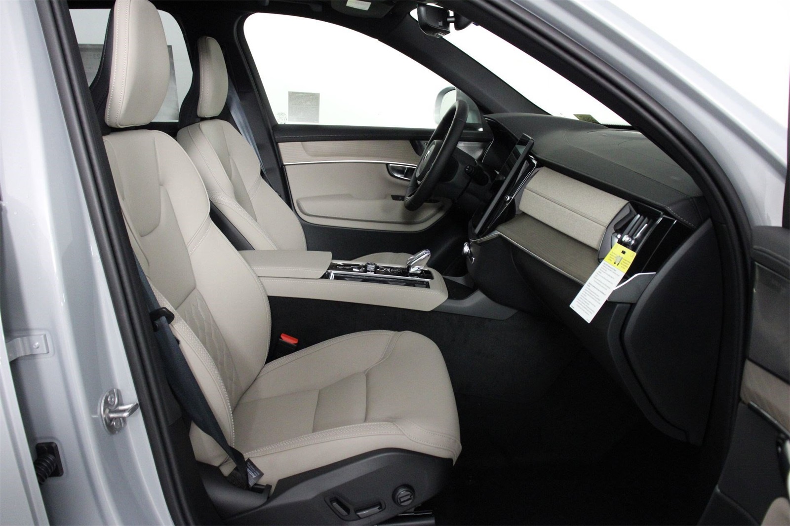 2026 Volvo XC90 Plus Black Edition photo 8