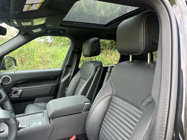 2025 Land Rover Discovery S photo 12