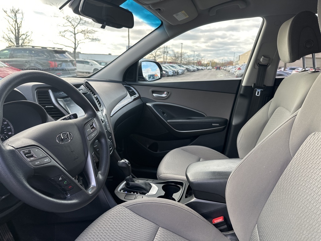 2017 Hyundai Santa Fe SE photo 2