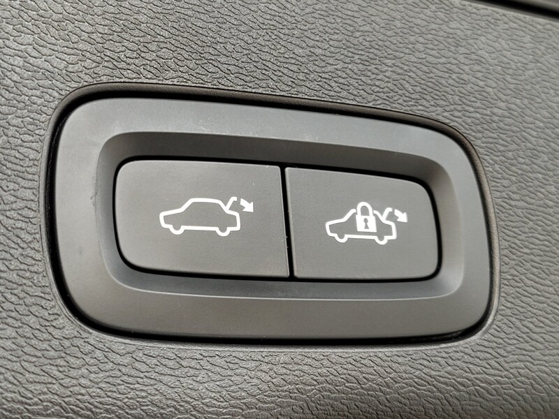 2022 Volvo XC60 B5 R-Design photo 15