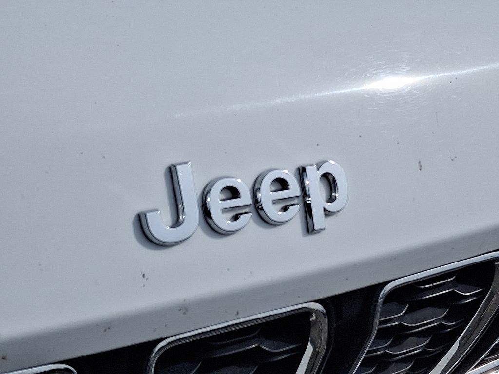2023 Jeep Grand Cherokee Laredo Altitude photo 2