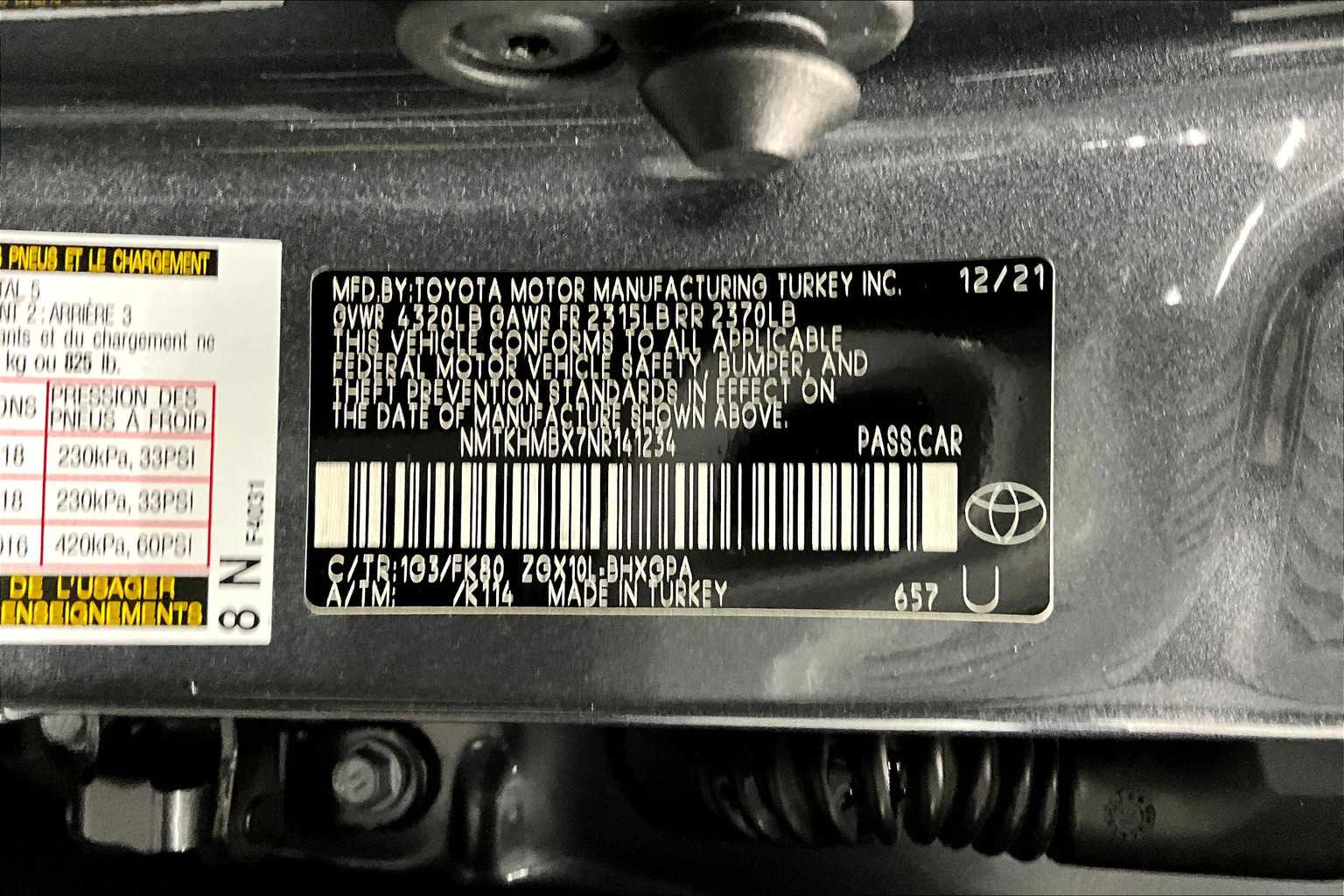 2022 Toyota C-HR XLE photo 35