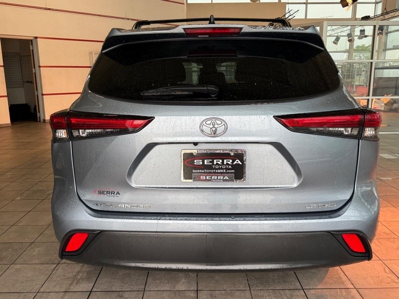 2022 Toyota Highlander LE photo 4