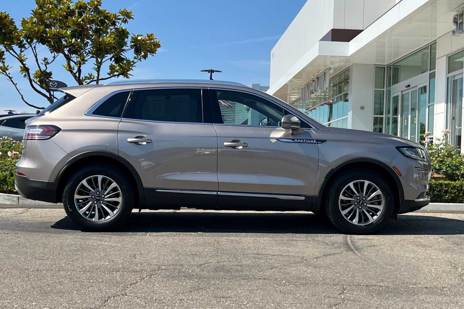 2021 Lincoln Nautilus Standard photo 2