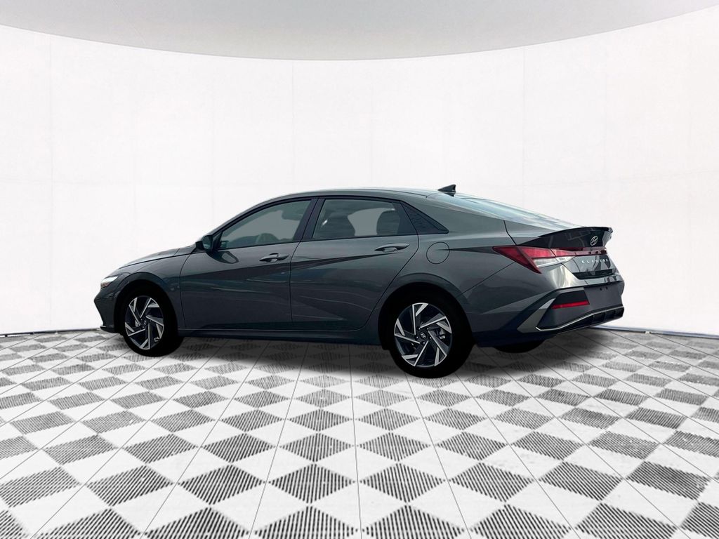 2025 Hyundai Elantra SEL Sport photo 3