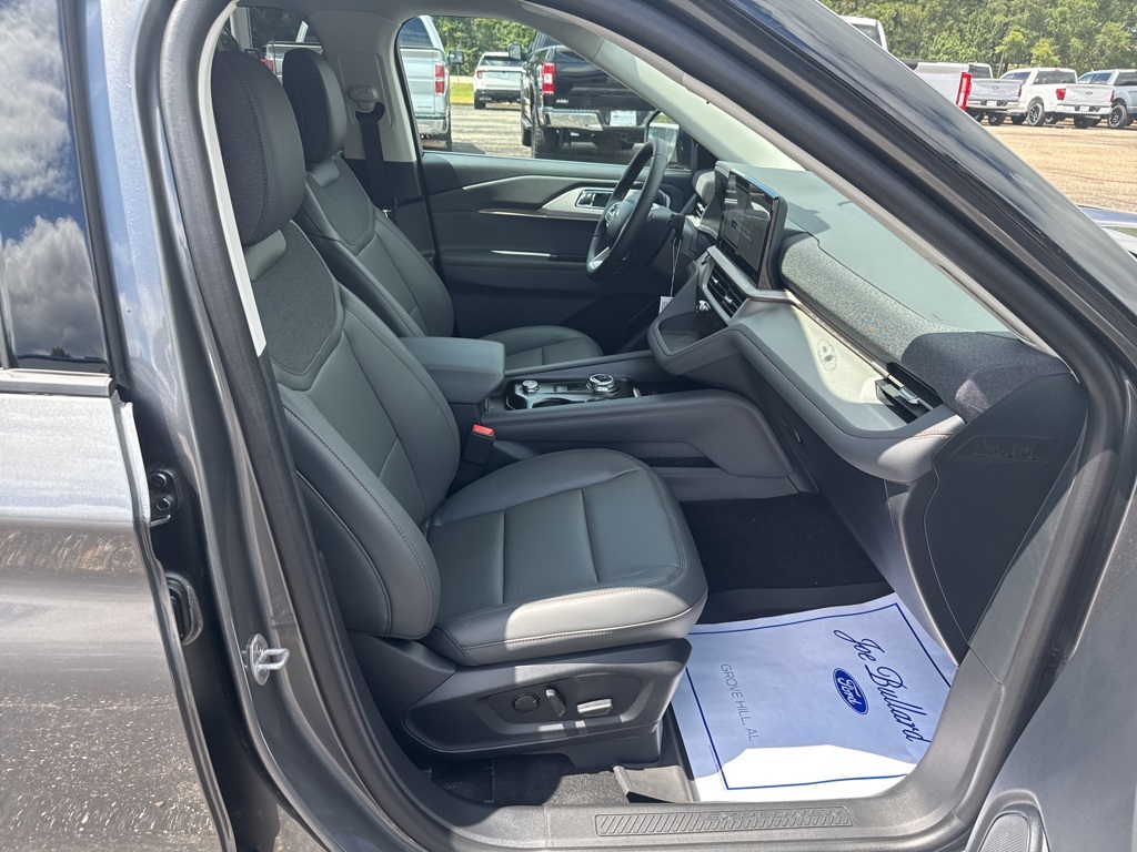 2025 Ford Explorer photo 2
