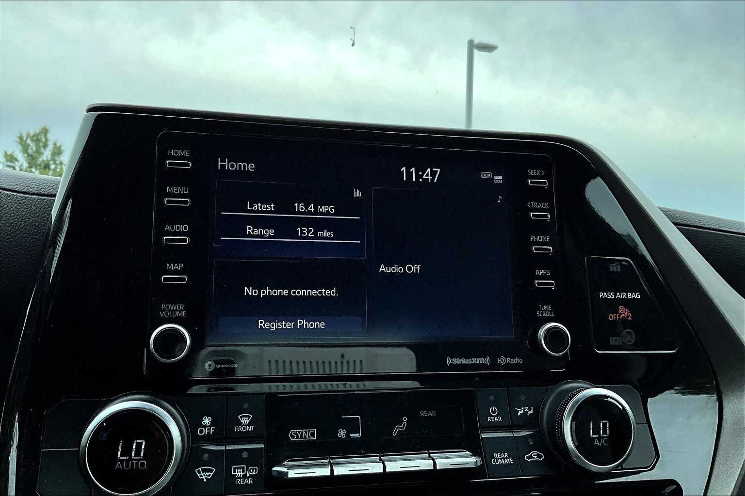 2022 Toyota Highlander LE photo 29