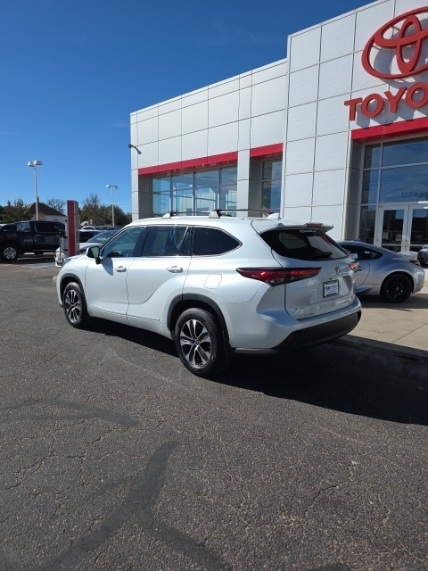 2022 Toyota Highlander XLE photo 3