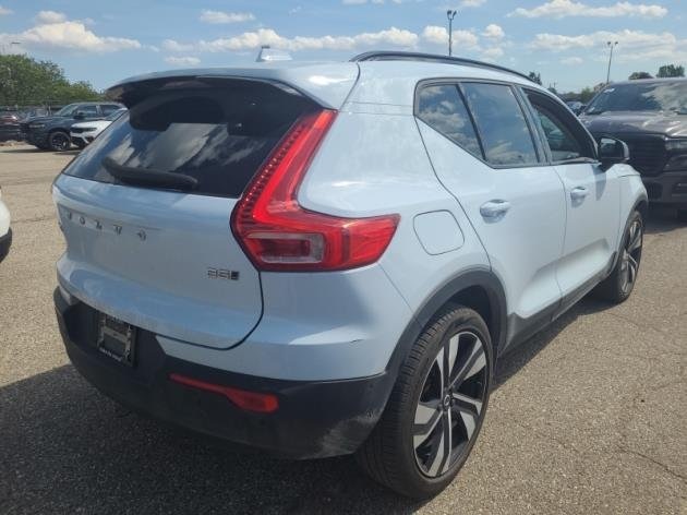 2024 Volvo XC40 Plus photo 2