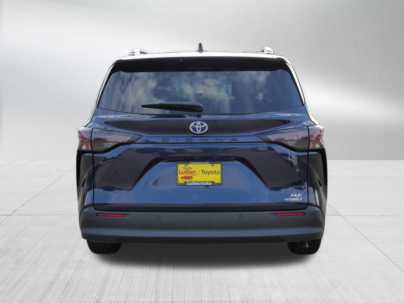 2023 Toyota Sienna XLE photo 4