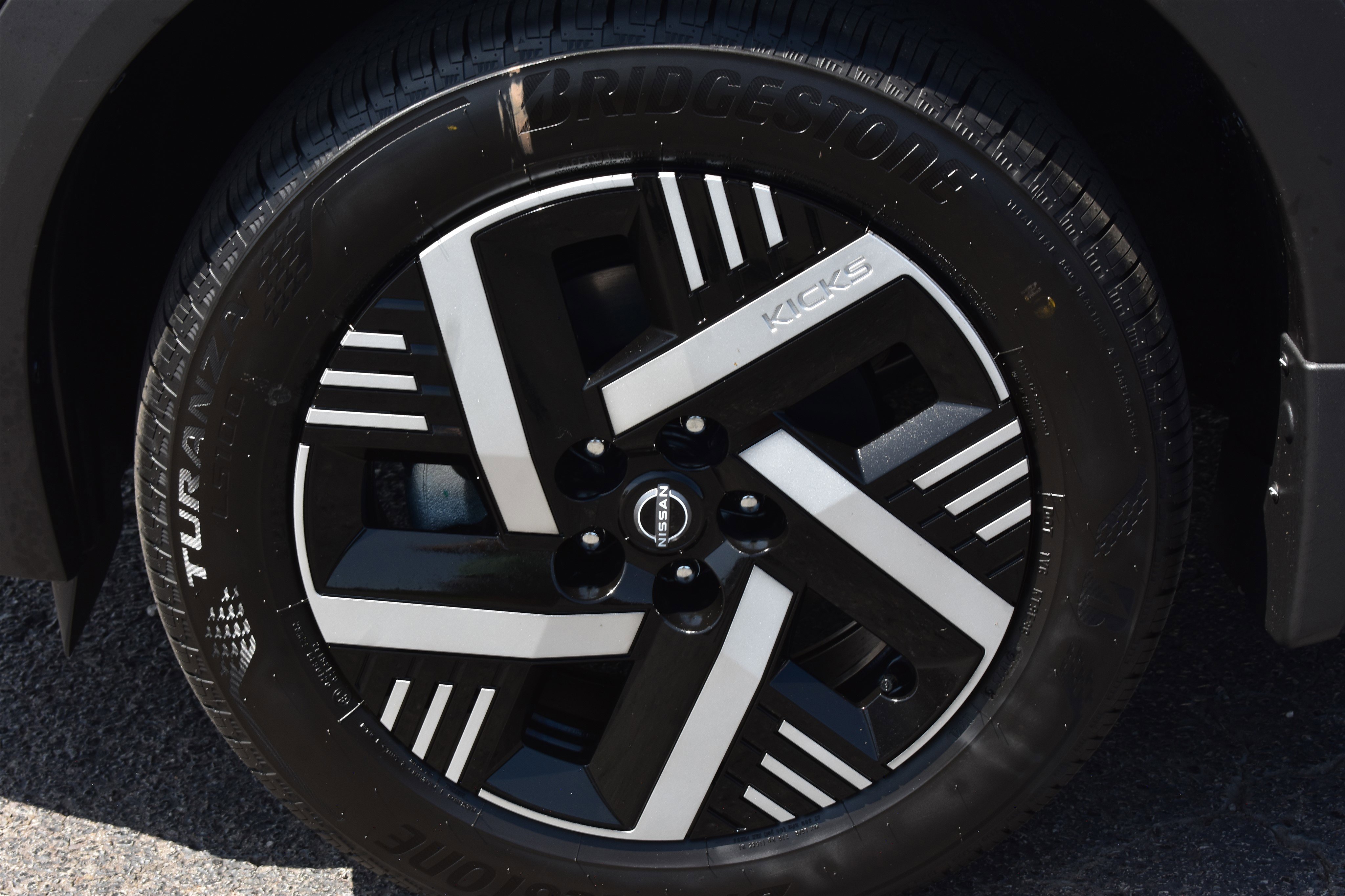 2025 Nissan Kicks SV photo 3