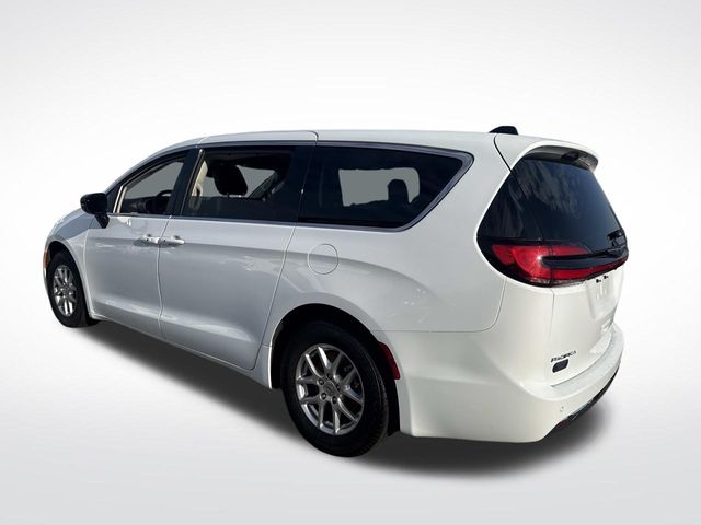 2024 Chrysler Pacifica Touring L photo 3