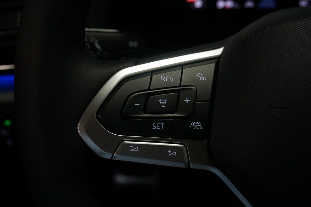 2025 Volkswagen Atlas Cross Sport SEL R-Line photo 22