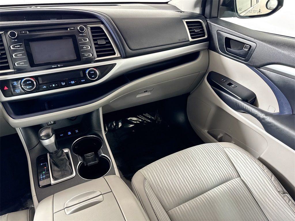 2014 Toyota Highlander LE Plus photo 9