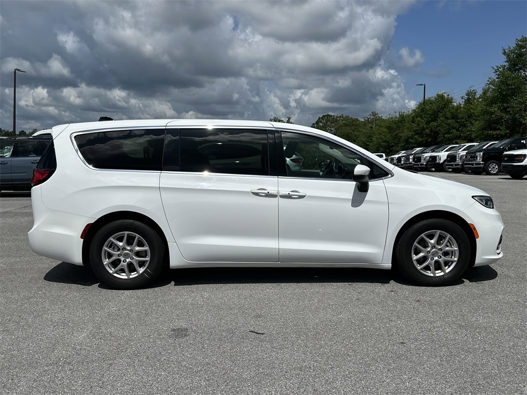 2023 Chrysler Pacifica Touring L photo 4