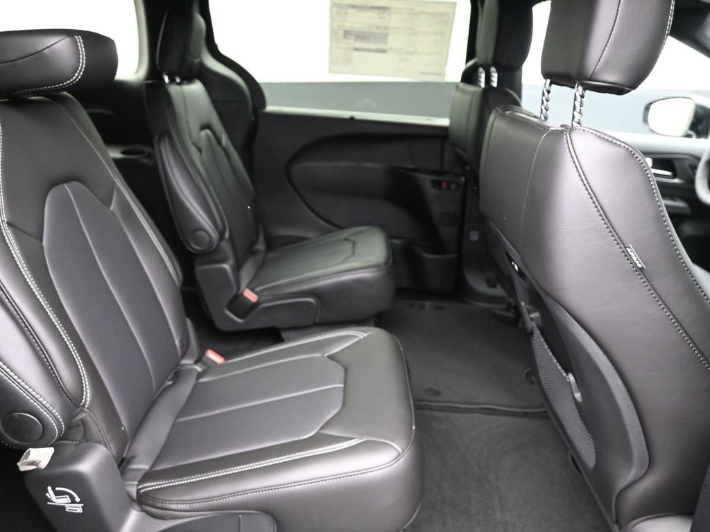 2026 Chrysler Pacifica photo 7