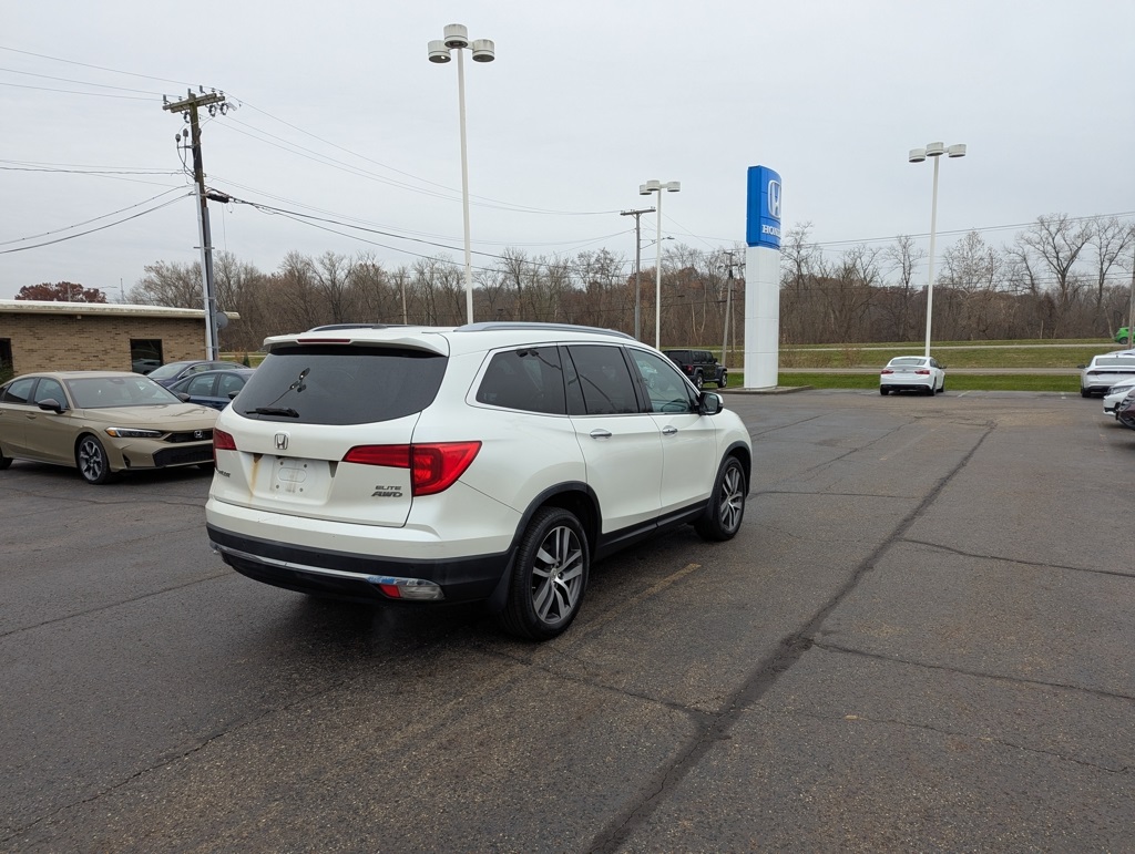 2016 Honda Pilot Elite photo 2