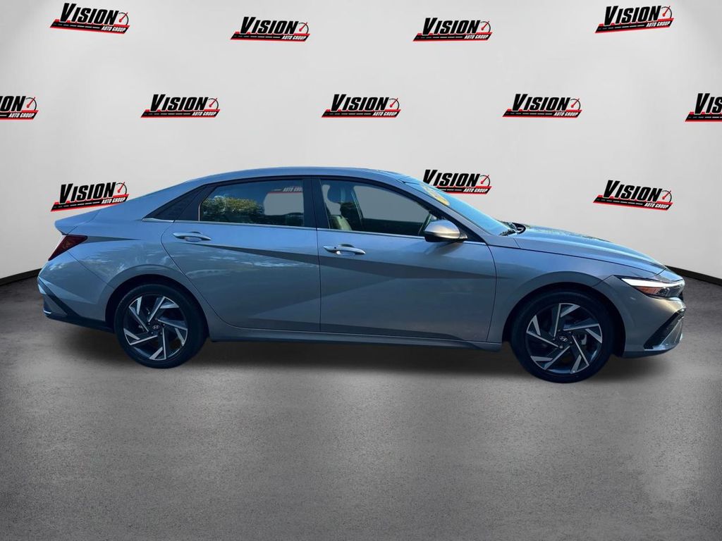 2025 Hyundai Elantra SEL Convenience photo 4
