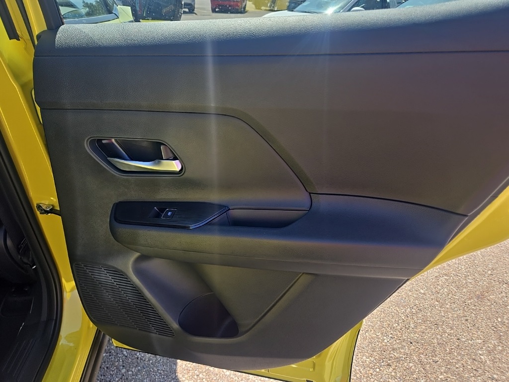 2026 Nissan Kicks SR photo 28