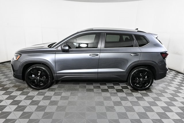 2025 Volkswagen Taos SE photo 2