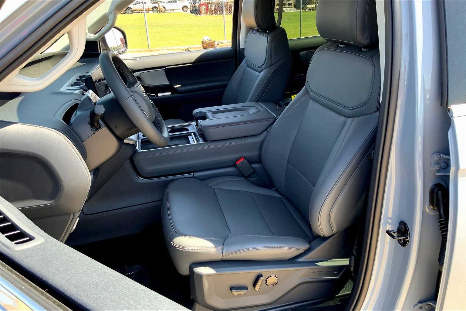 2025 Ford Expedition photo 9
