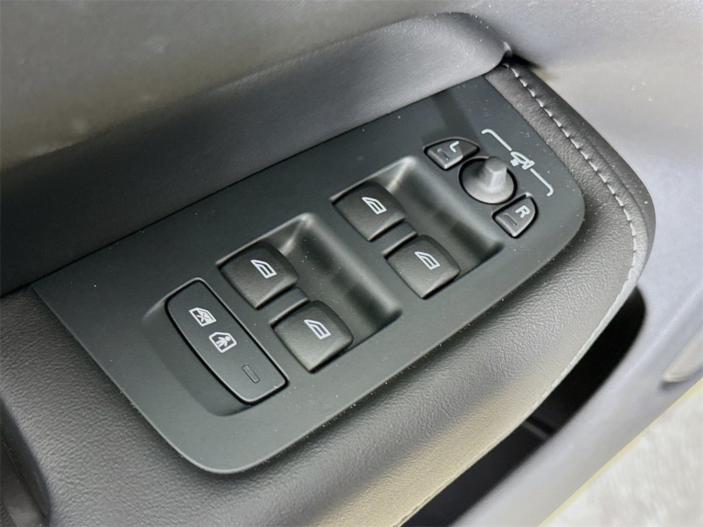 2025 Volvo XC60 Hybrid T8 photo 17