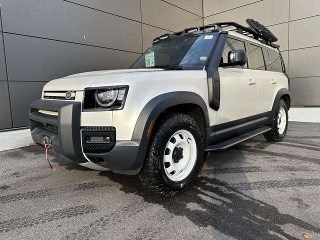 2024 Land Rover Defender S's photo