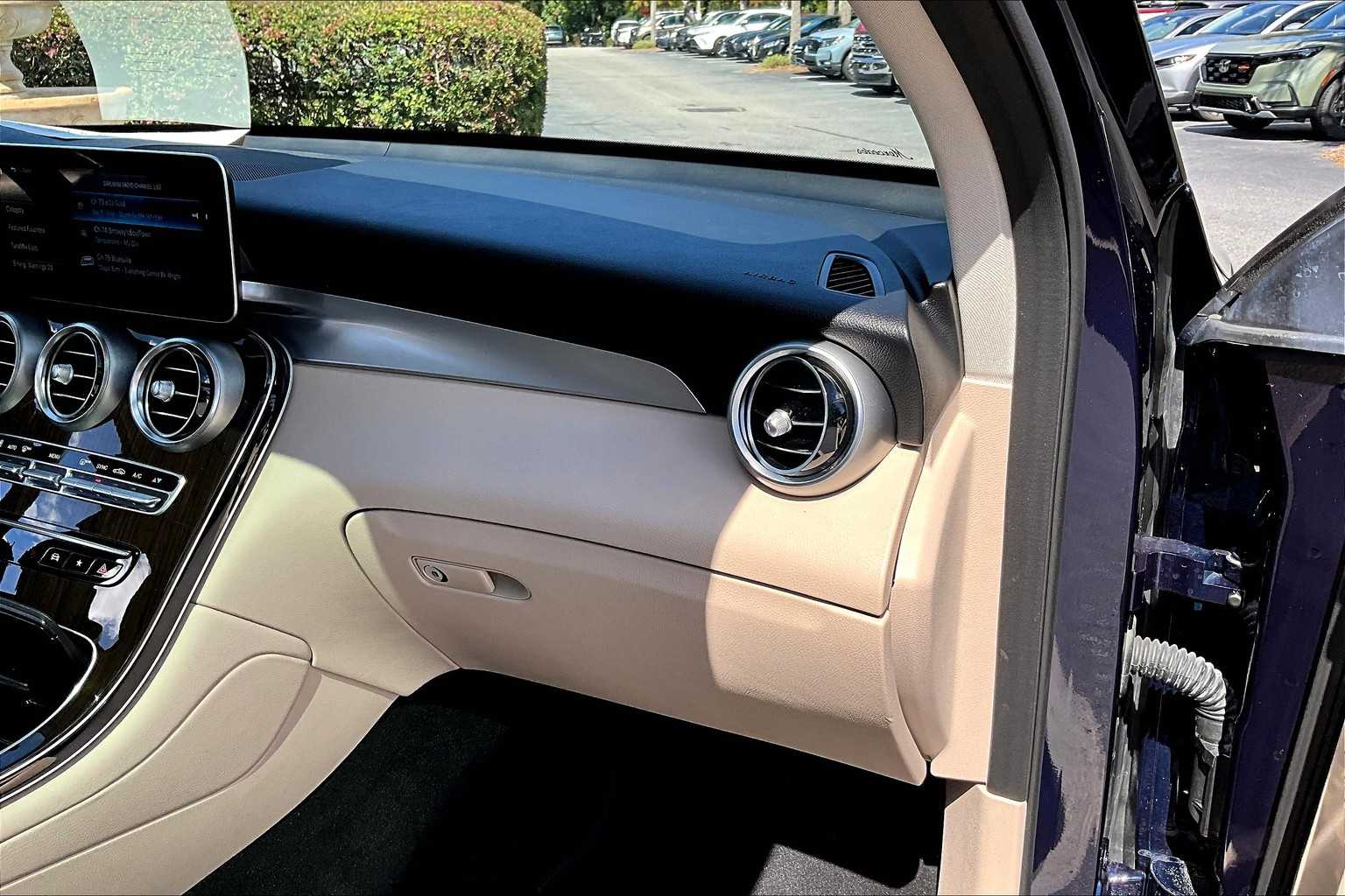 2021 Mercedes Benz GLC 300 photo 18