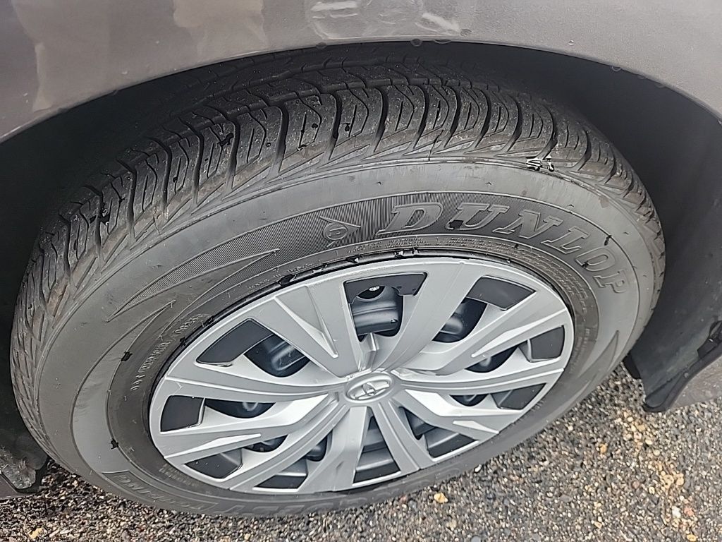 2020 Toyota Camry Hybrid LE photo 13