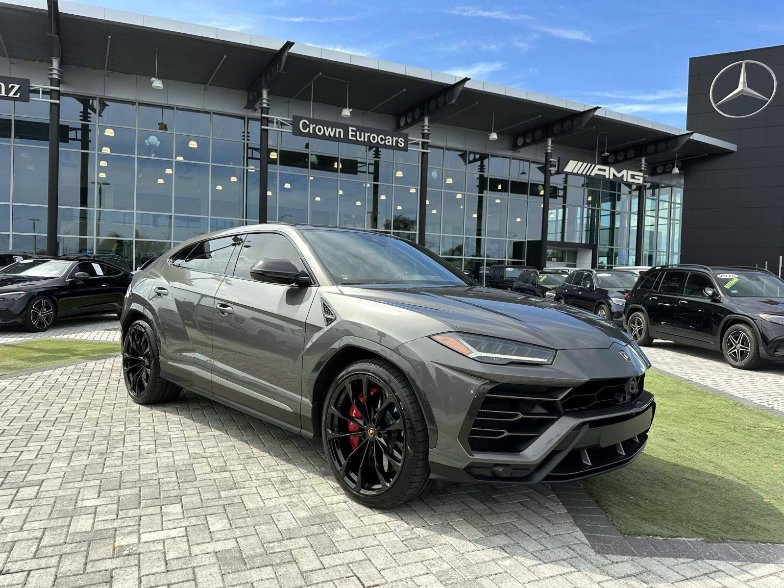 2022 Lamborghini Urus Base photo 2